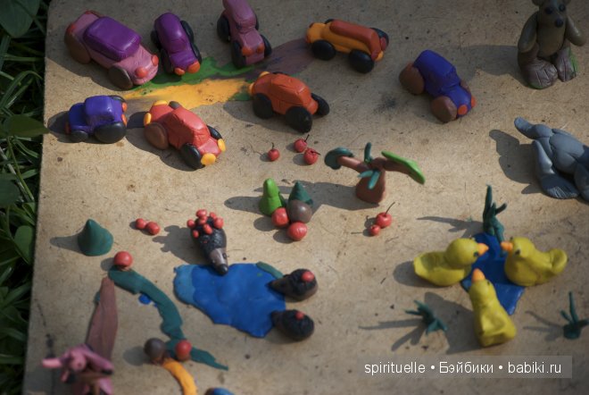 Я леплю из пластилина мишку,зайку и машину