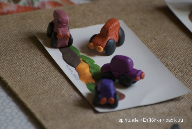 Я леплю из пластилина мишку,зайку и машину