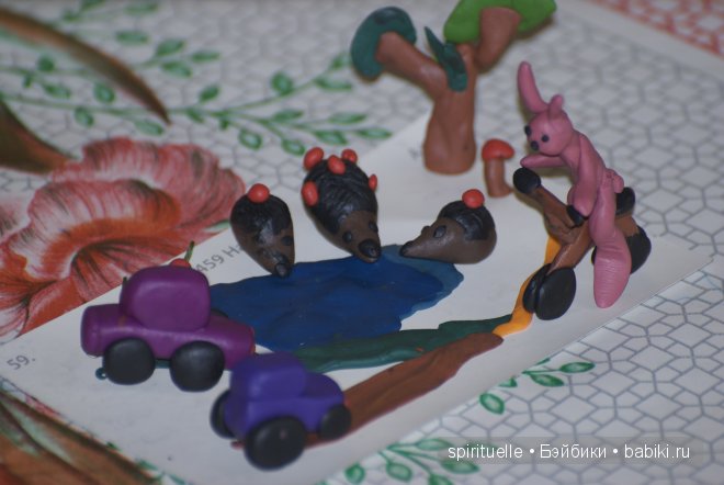 Я леплю из пластилина мишку,зайку и машину