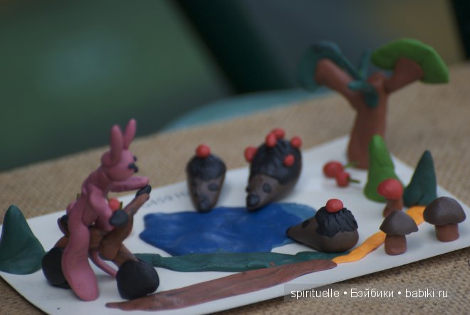 Я леплю из пластилина мишку,зайку и машину