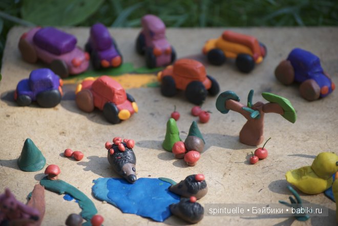 Я леплю из пластилина мишку,зайку и машину