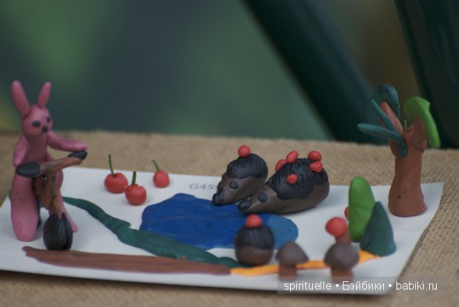 Я леплю из пластилина мишку,зайку и машину