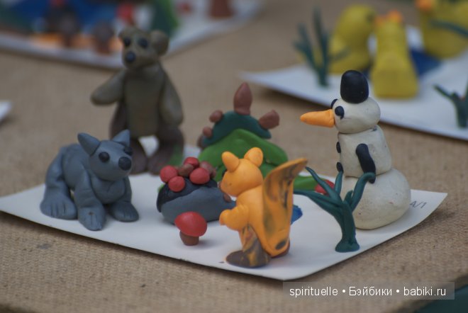 Я леплю из пластилина мишку,зайку и машину