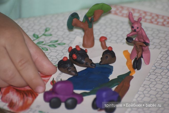 Я леплю из пластилина мишку,зайку и машину