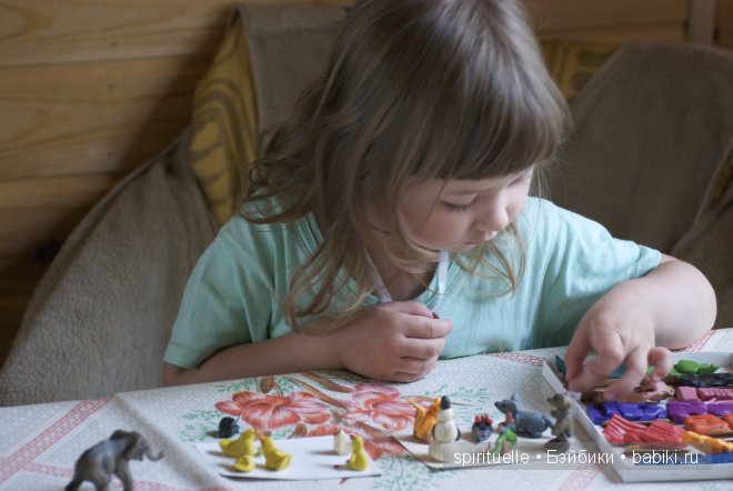 Я леплю из пластилина мишку,зайку и машину