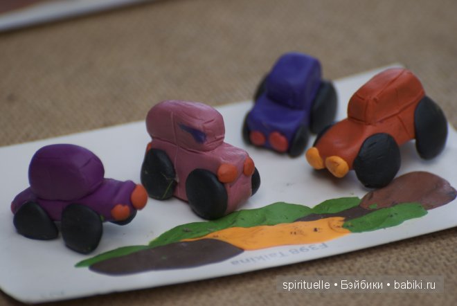 Я леплю из пластилина мишку,зайку и машину