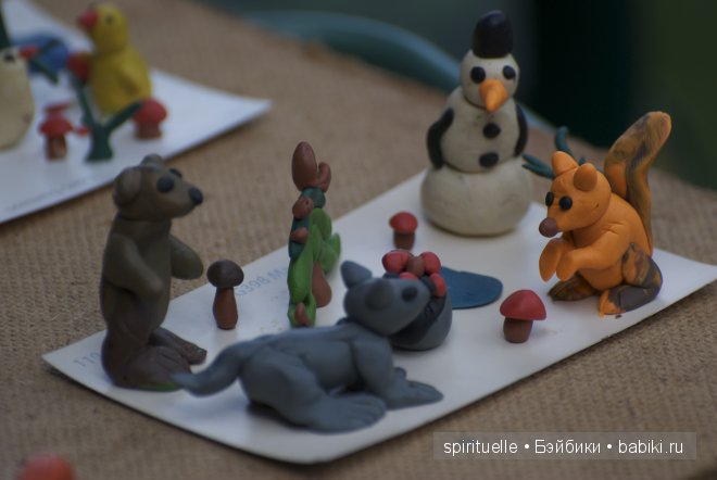 Я леплю из пластилина мишку,зайку и машину