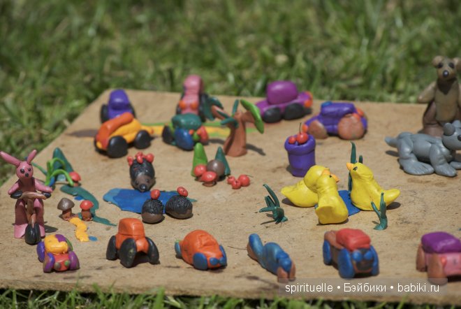 Я леплю из пластилина мишку,зайку и машину