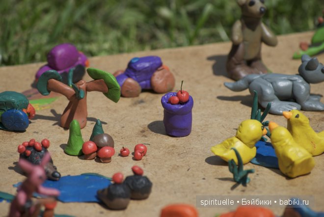 Я леплю из пластилина мишку,зайку и машину