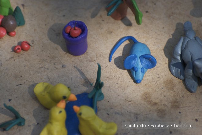 Я леплю из пластилина мишку,зайку и машину