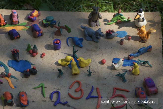 Я леплю из пластилина мишку,зайку и машину