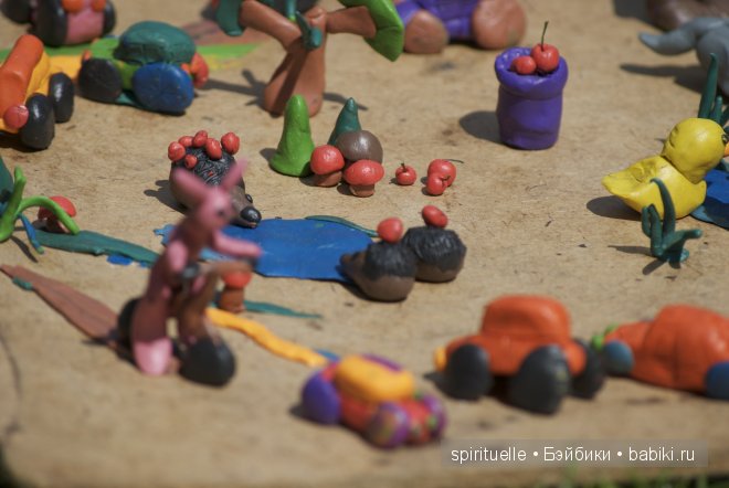 Я леплю из пластилина мишку,зайку и машину