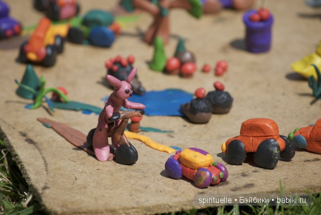 Я леплю из пластилина мишку,зайку и машину