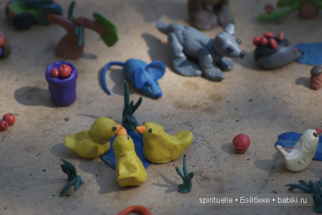 Я леплю из пластилина мишку,зайку и машину