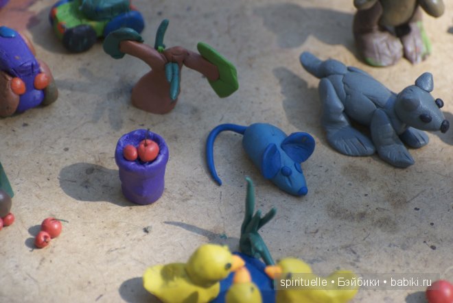 Я леплю из пластилина мишку,зайку и машину