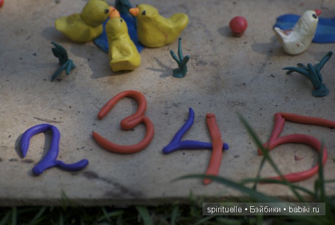 Я леплю из пластилина мишку,зайку и машину