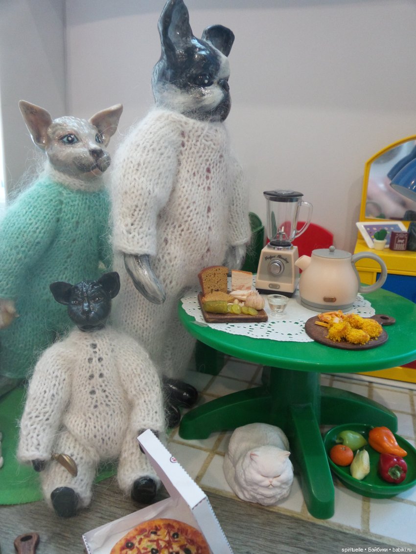 Обычный день одной кошки и одной собаки