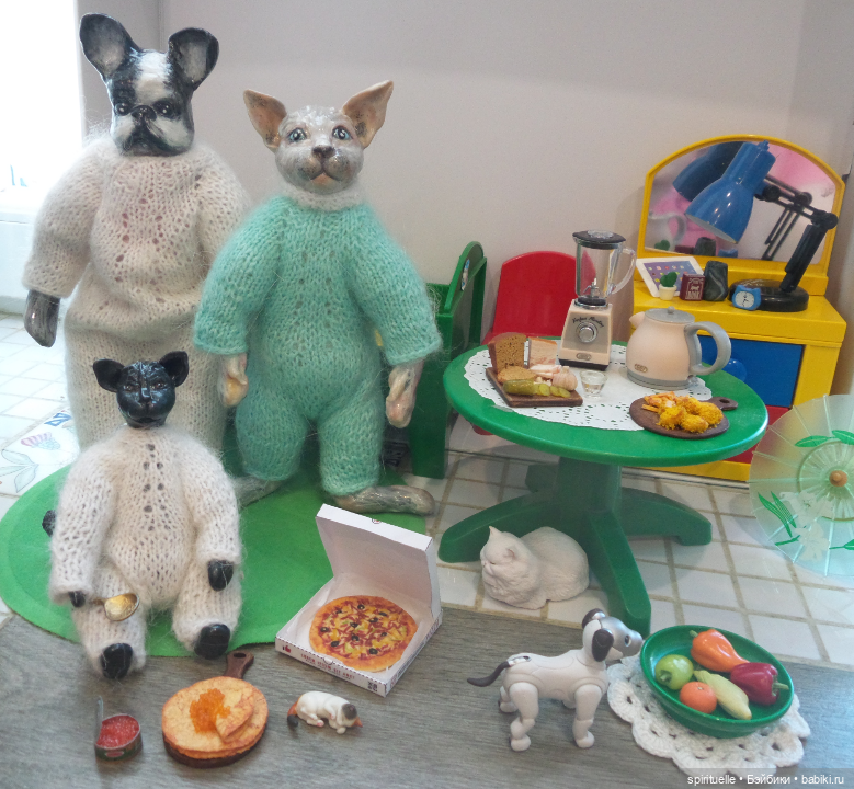 Обычный день одной кошки и одной собаки