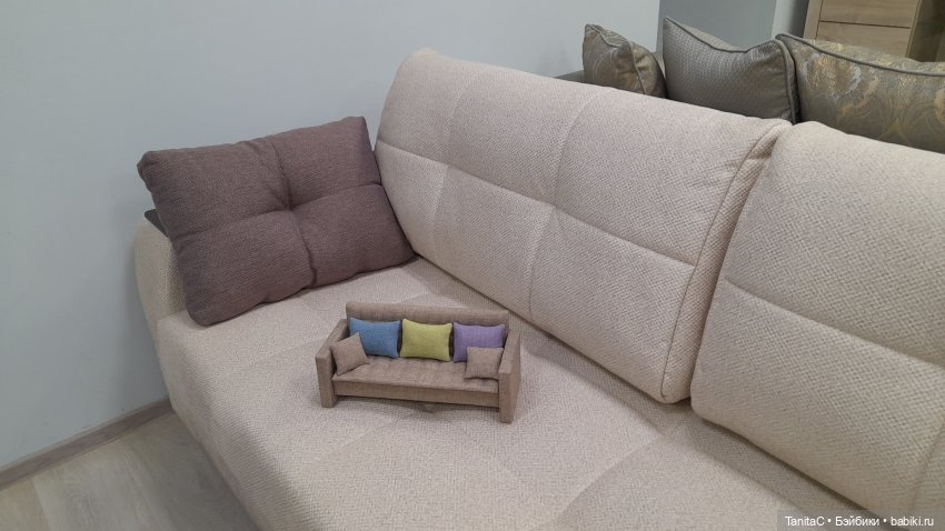 Ещё один реалистичный диван ручной работы в масштабе 1/6 (фото 2)