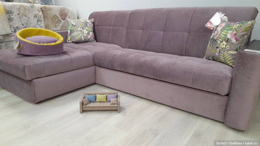 Ещё один реалистичный диван ручной работы в масштабе 1/6