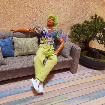 Ещё один реалистичный диван ручной работы в масштабе 1/6