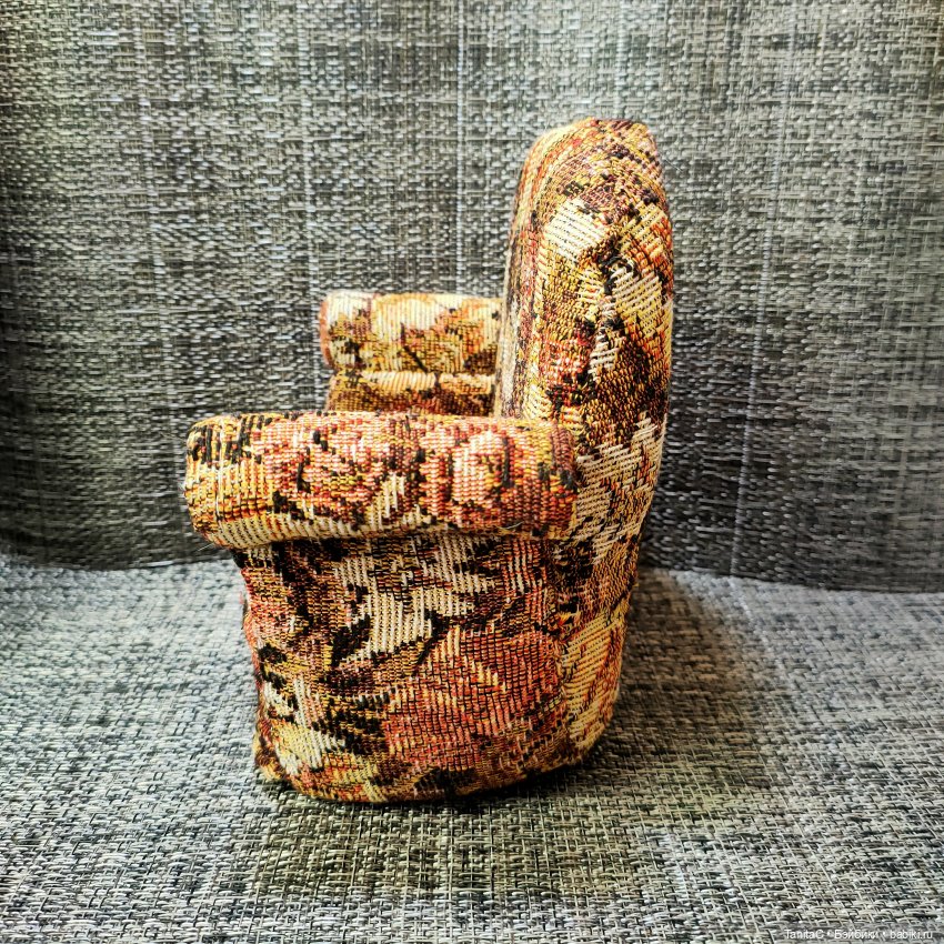 Баба Валя и её кресло — Мебель для кукол и домиков: фото (фото 3)