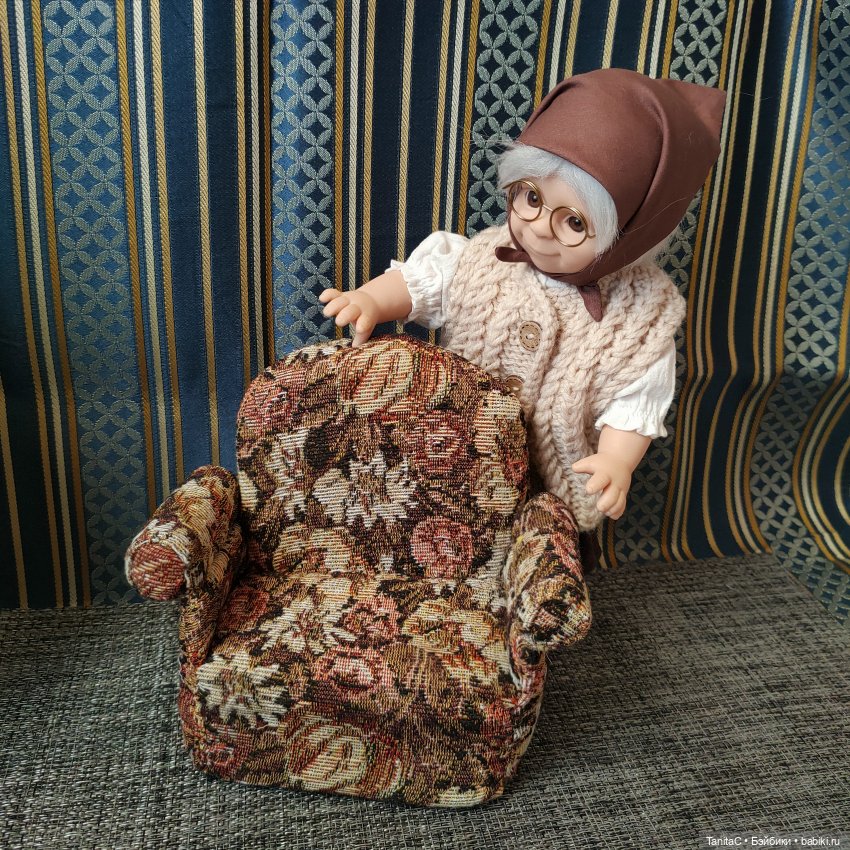 Баба Валя и её кресло — Мебель для кукол и домиков: фото (фото 5)