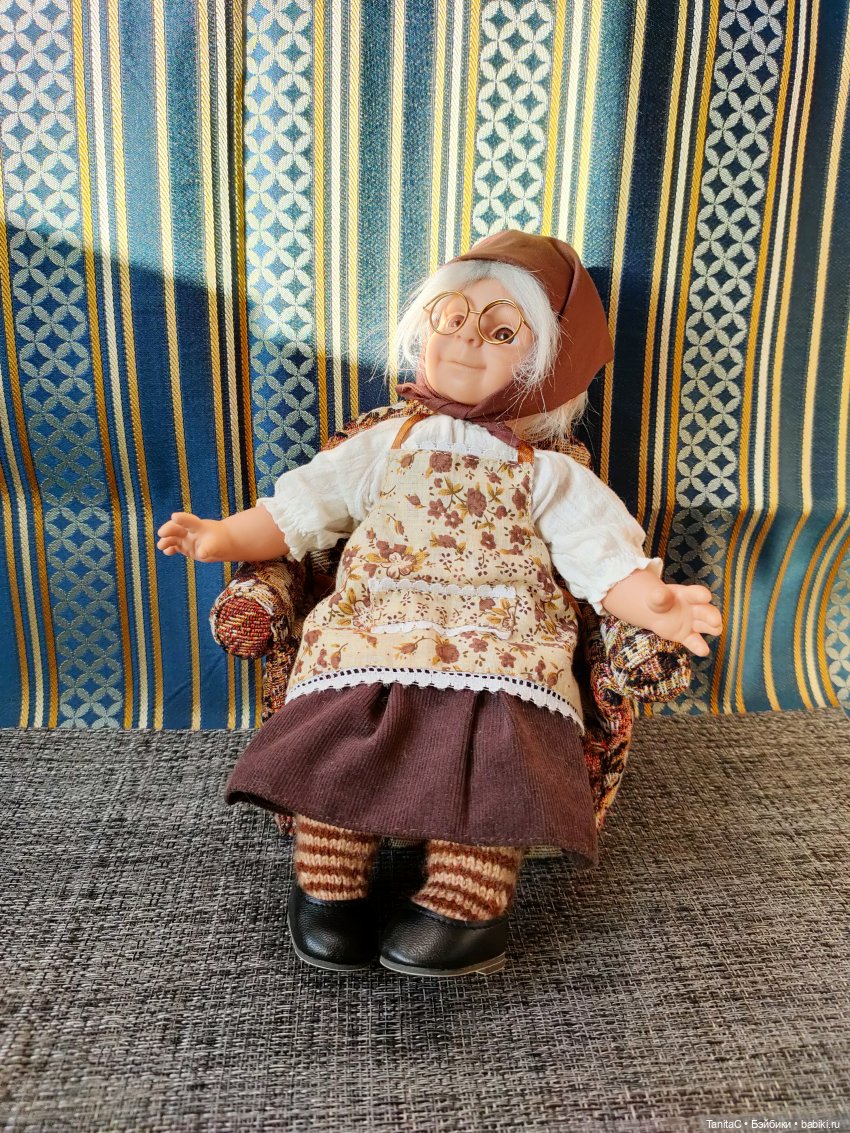 Баба Валя и её кресло — Мебель для кукол и домиков: фото