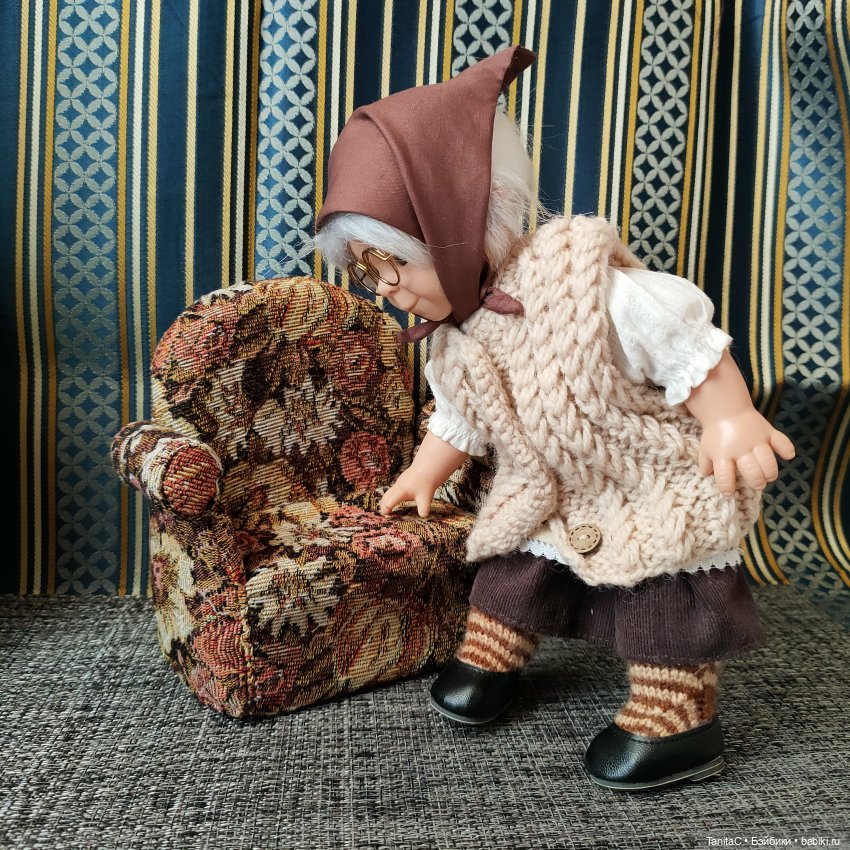 Баба Валя и её кресло — Мебель для кукол и домиков: фото (фото 6)