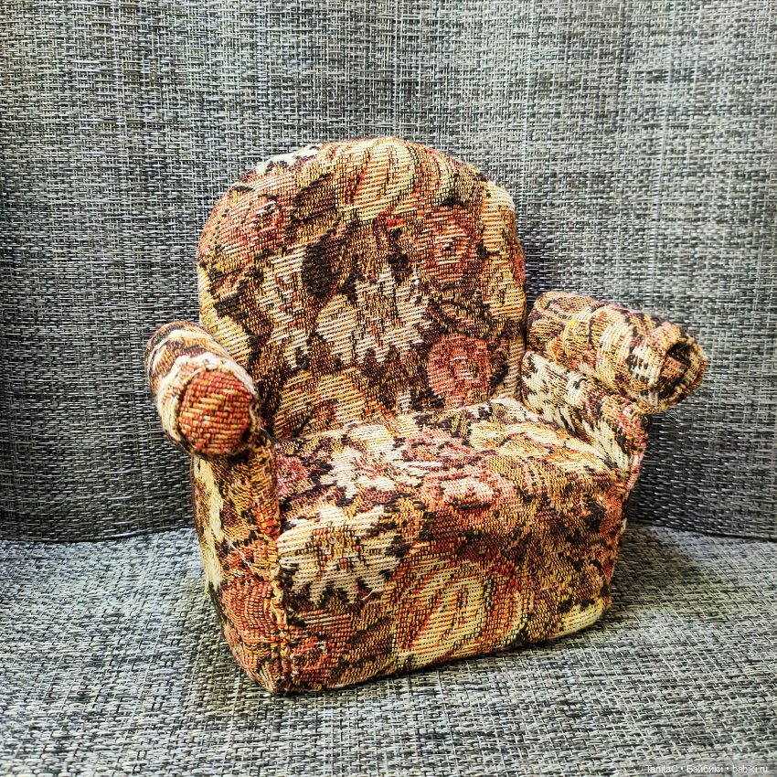 Баба Валя и её кресло — Мебель для кукол и домиков: фото (фото 2)