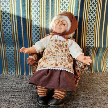 Баба Валя и её кресло