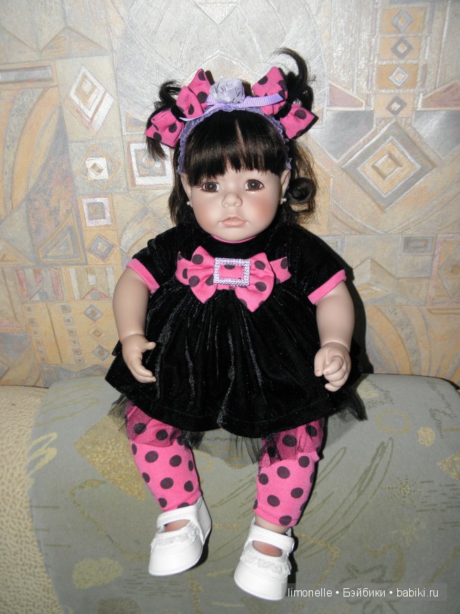 Еще один аутфит. Правда я ей повязку родную с головы не снимала, поэтому как-то не очень получилось