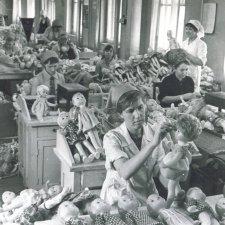 Как это работает. Как делают куклы на старейшей фабрике игрушек в России