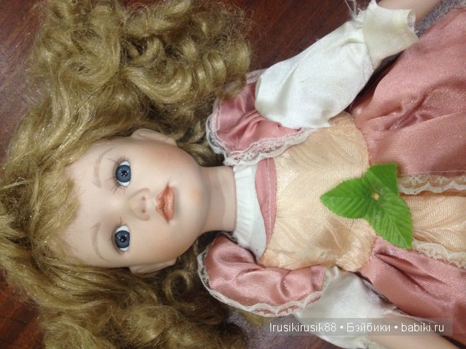 Вот такую я ее нашла(( без ресниц и рваное платье(