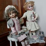 Как моя антикварочка с репликой подружились! А Ваши куколки так дружат