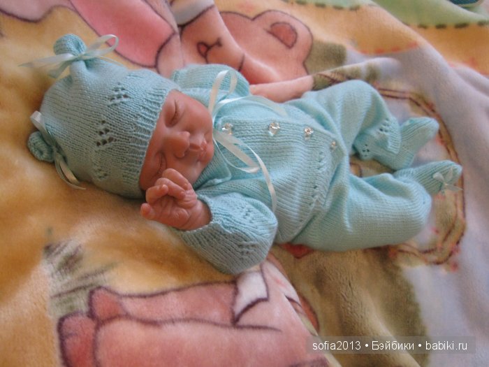 Вязаный костюмчик на новорожденную девочку. Детские вязаные вещи для новорожденных. Вяжем реборн. Вяжем реборн. Вязаная одежда для мини реборна.