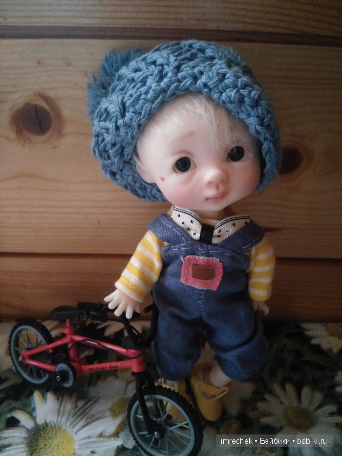 Кушать мороженое одному скучно и мне, и тебе, и ему