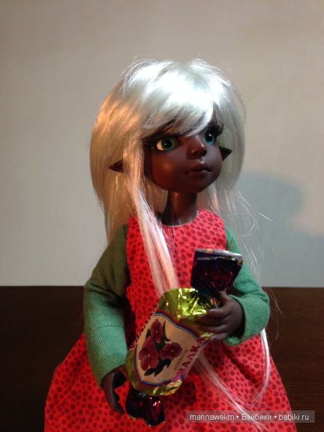 С конфетой не расставалась даже при фотографировании.