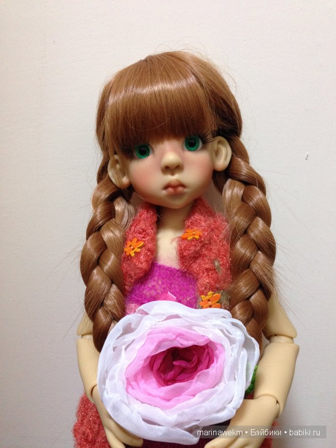 Лайлочке очень понравились цветочки ручной работы, она просто не выпускает их из рук.