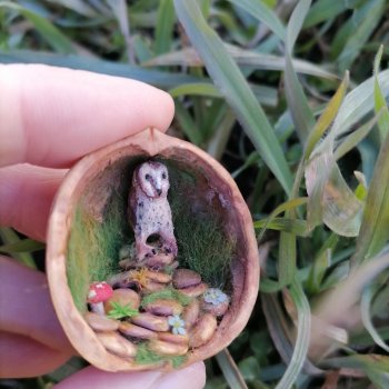 Миниатюра в грецком орехе