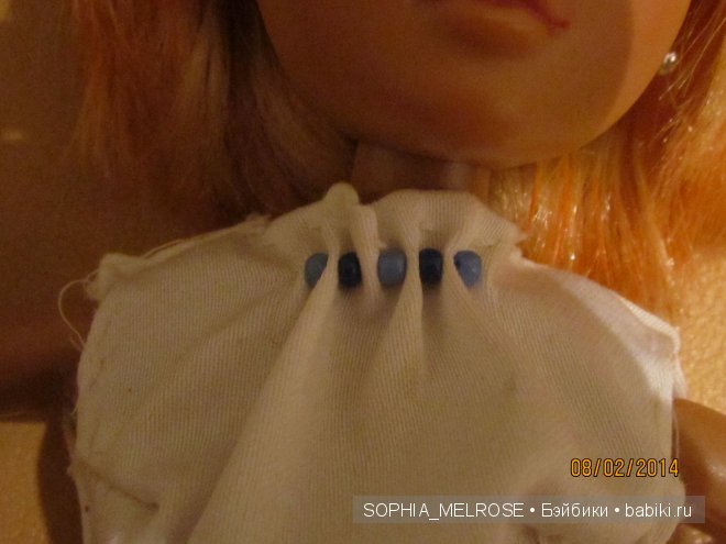 Кофточку тоже сама украшала и шила