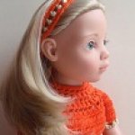 Повязка для куколки, связаная крючком из остатков ниток.