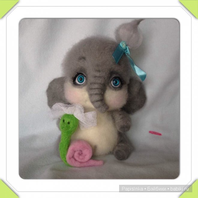 Слонька Лилу со своей любимой игрушкой улиткой. Игрушки валянием