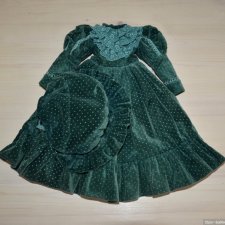 Бархатное платье и капор в винтажном стиле