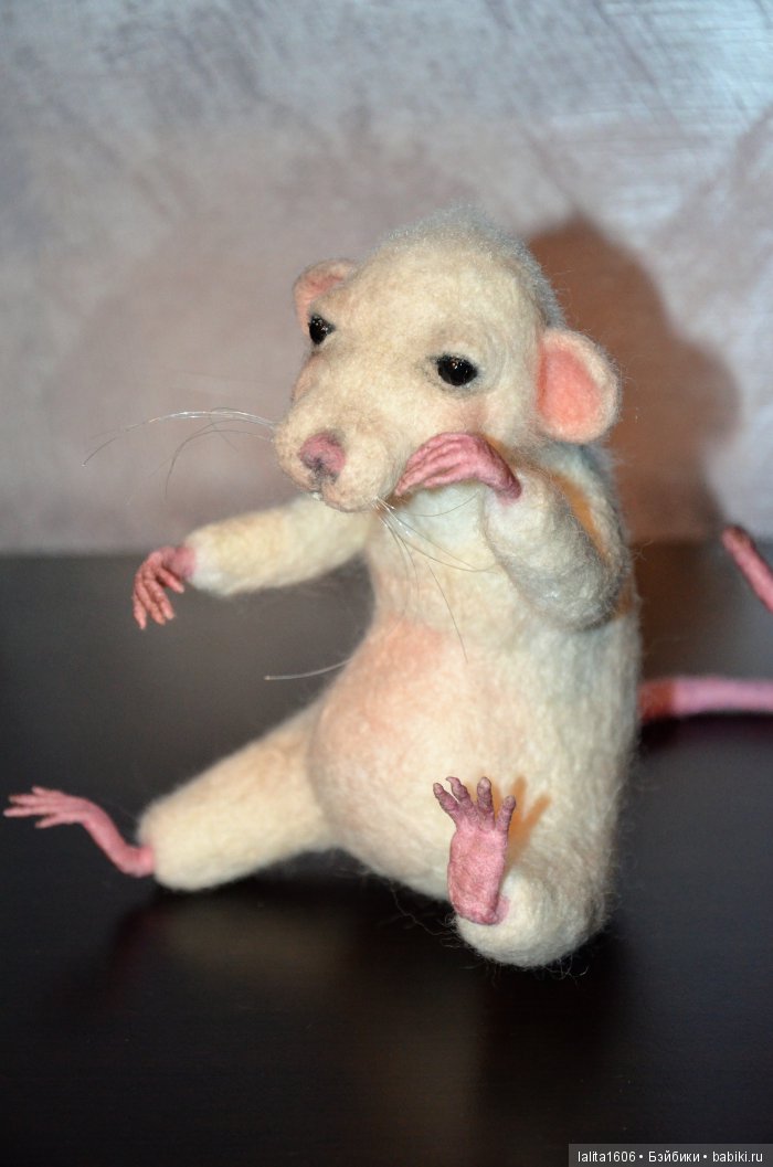 Игрушка из шерсти в технике сухого валяния. Крысик (фото 6)