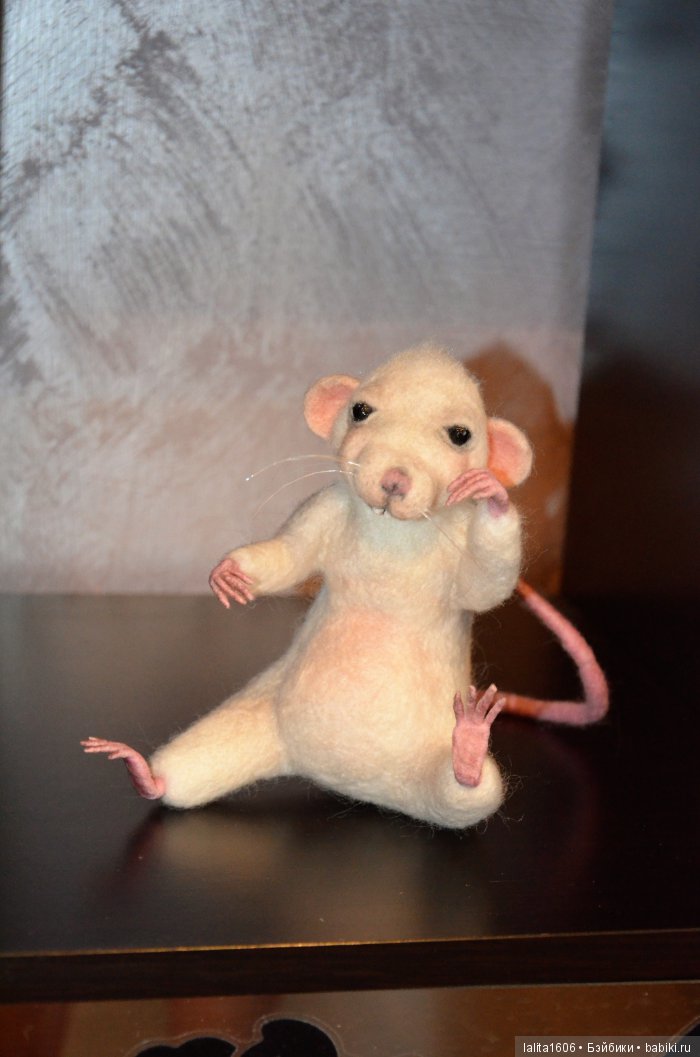 Игрушка из шерсти в технике сухого валяния. Крысик