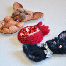 Брошь из шерсти в технике сухого валяния