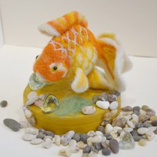 Золотая рыбка на подставке в технике сухое валяние