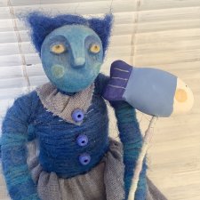 Синяя кошка с синей рыбой