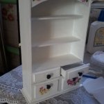 Шкафчик из деревянных линеек